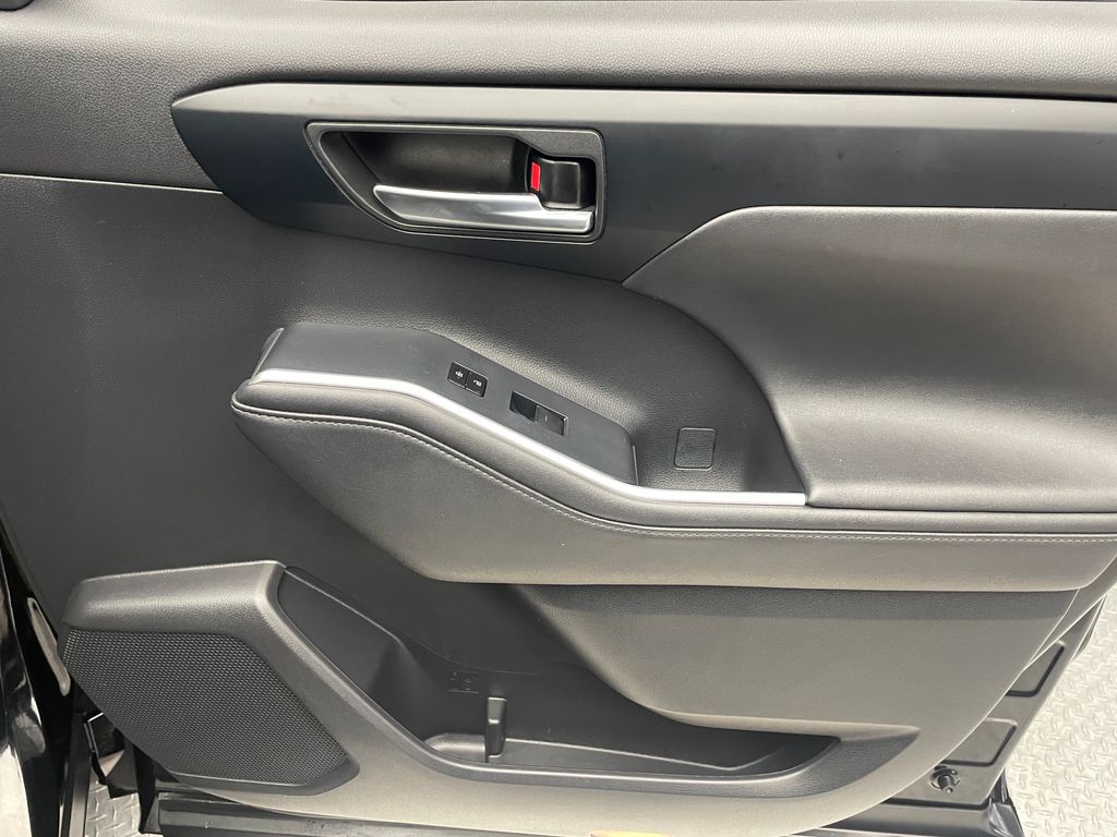 Thumbnail: 2024 Toyota Highlander - 15