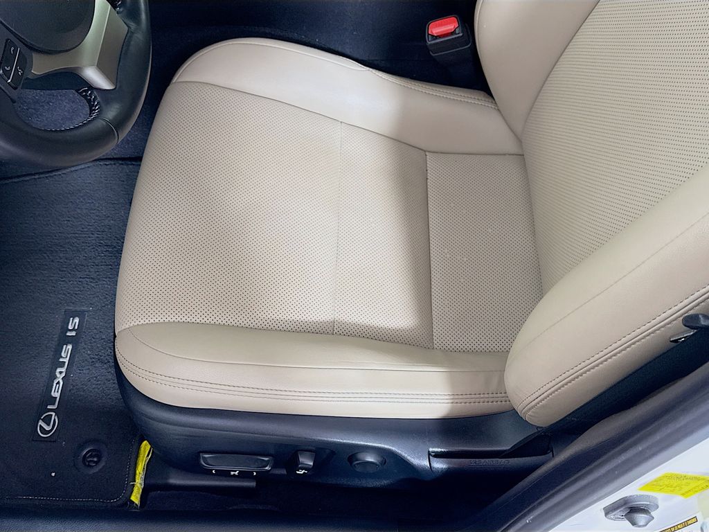 Thumbnail: 2018 Lexus IS - 20