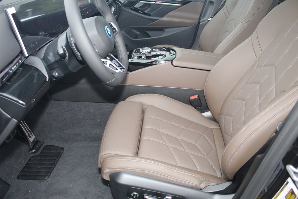 2026 BMW 5 Series 550e - Photo 19