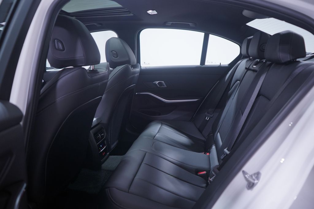 2025 BMW 3 Series 330i 9