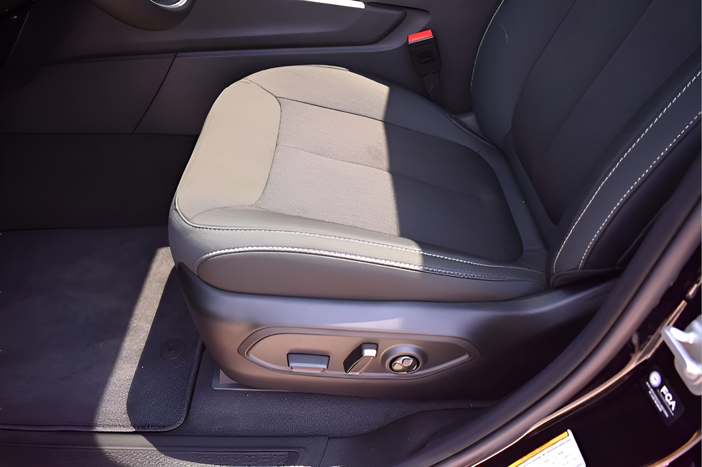 New Car 2025 Jeep Grand Cherokee L  Laredo For Sale In Austin, Texas