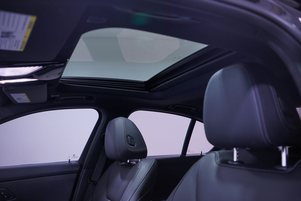 Thumbnail: 2024 BMW 3 Series - 8