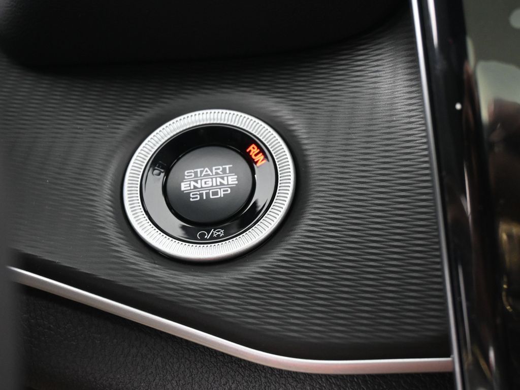 New 2026 Diamond Black Crystal Pearlcoat Jeep Laredo X image 21