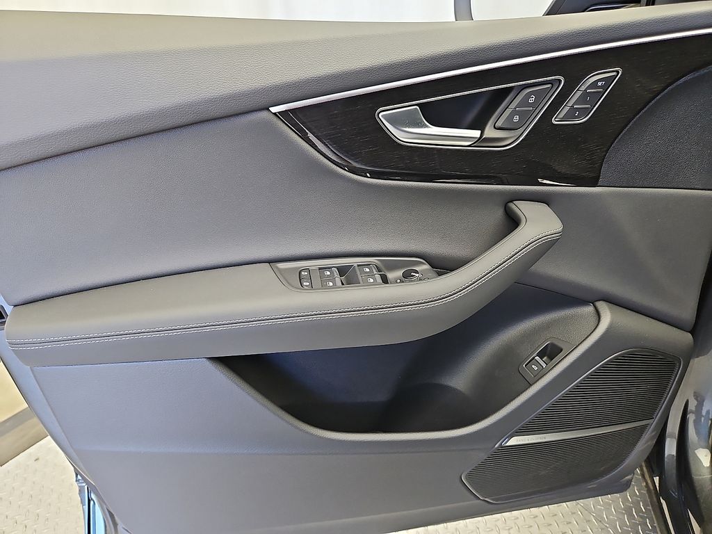 Thumbnail: 2026 Audi Q8 - 9