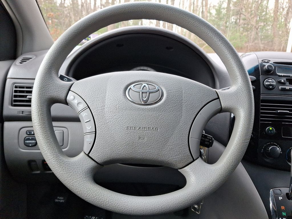 2004 Toyota Sienna CE 17