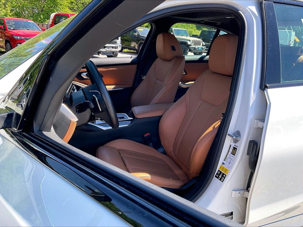 2023 BMW 3 Series — photo 9
