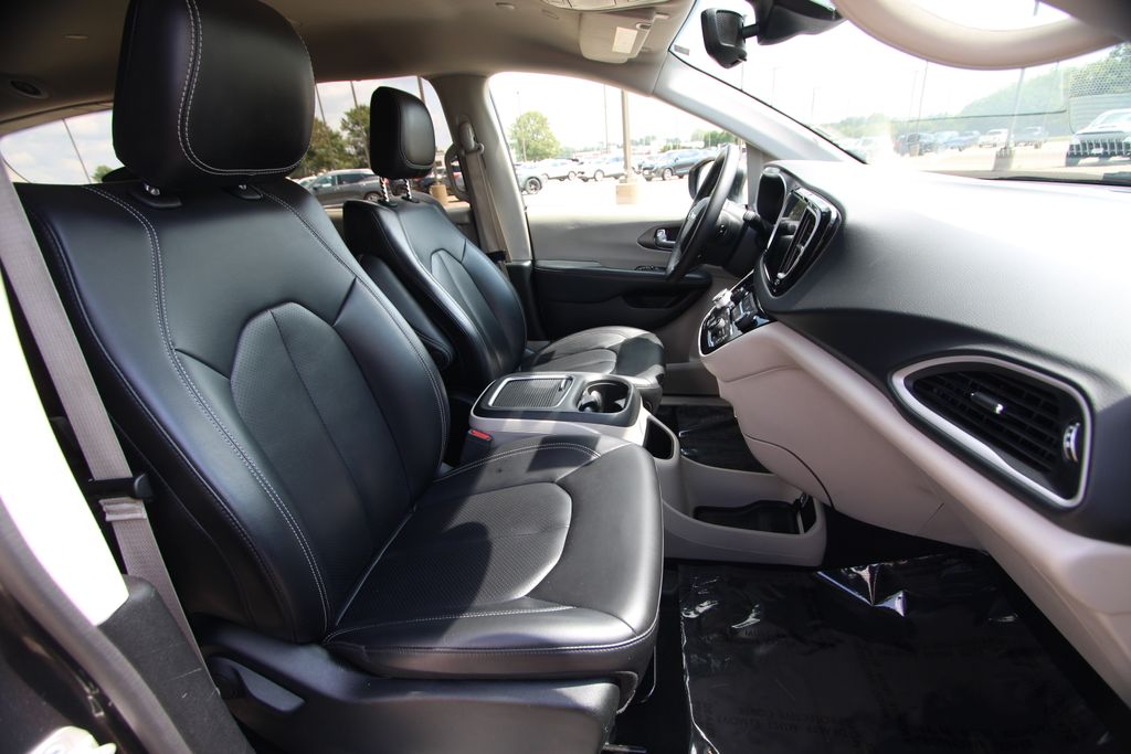 Used 2023 Chrysler Pacifica Van