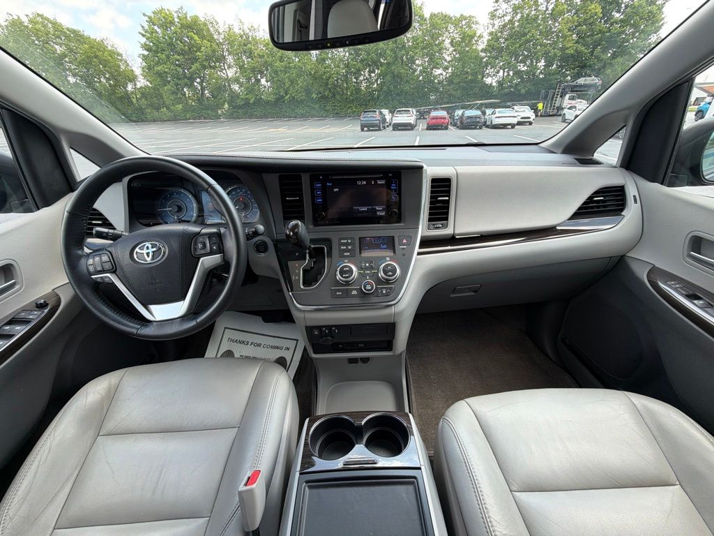 Thumbnail: 2017 Toyota Sienna - 12