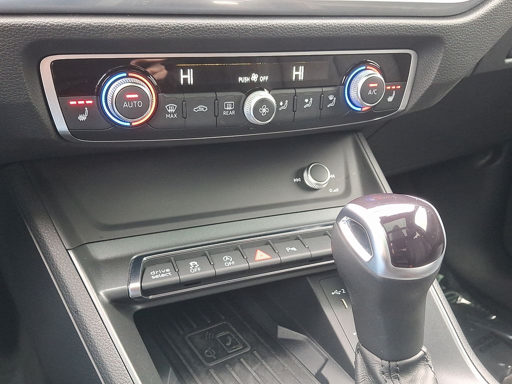 Thumbnail: 2022 Audi Q3 - 16