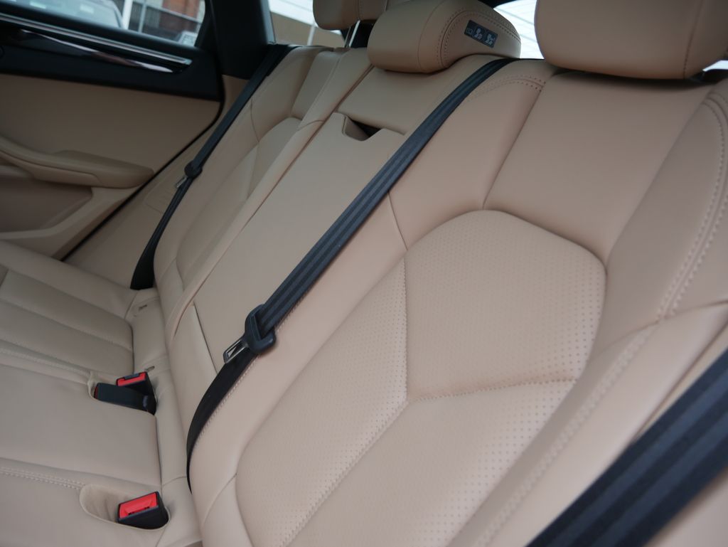 Thumbnail: 2023 Porsche Macan - 23