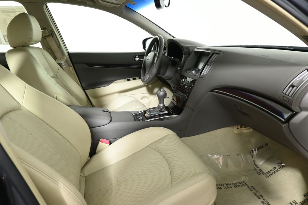 2011 INFINITI G37 X 24