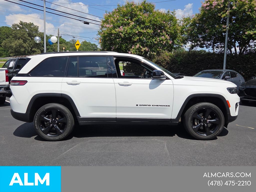 Used 2023 White Jeep Altitude image 17