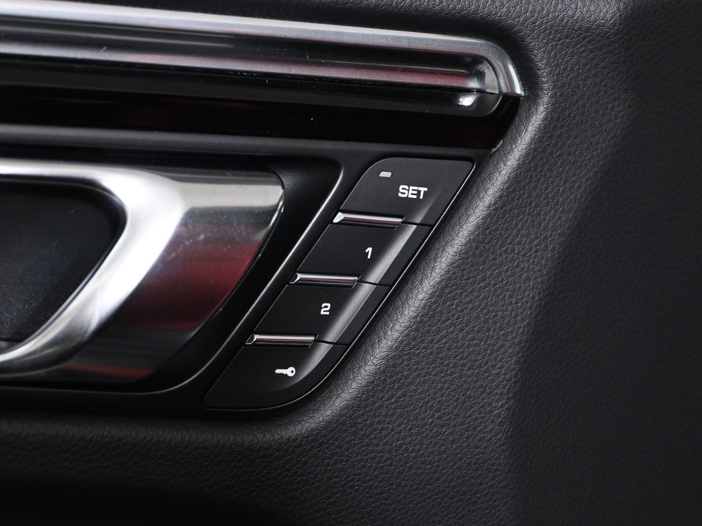 Thumbnail: 2026 Porsche Macan - 31