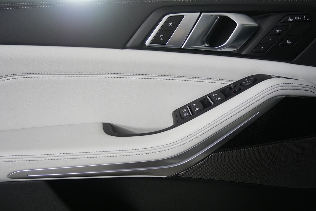 Thumbnail: 2026 BMW X7 - 8