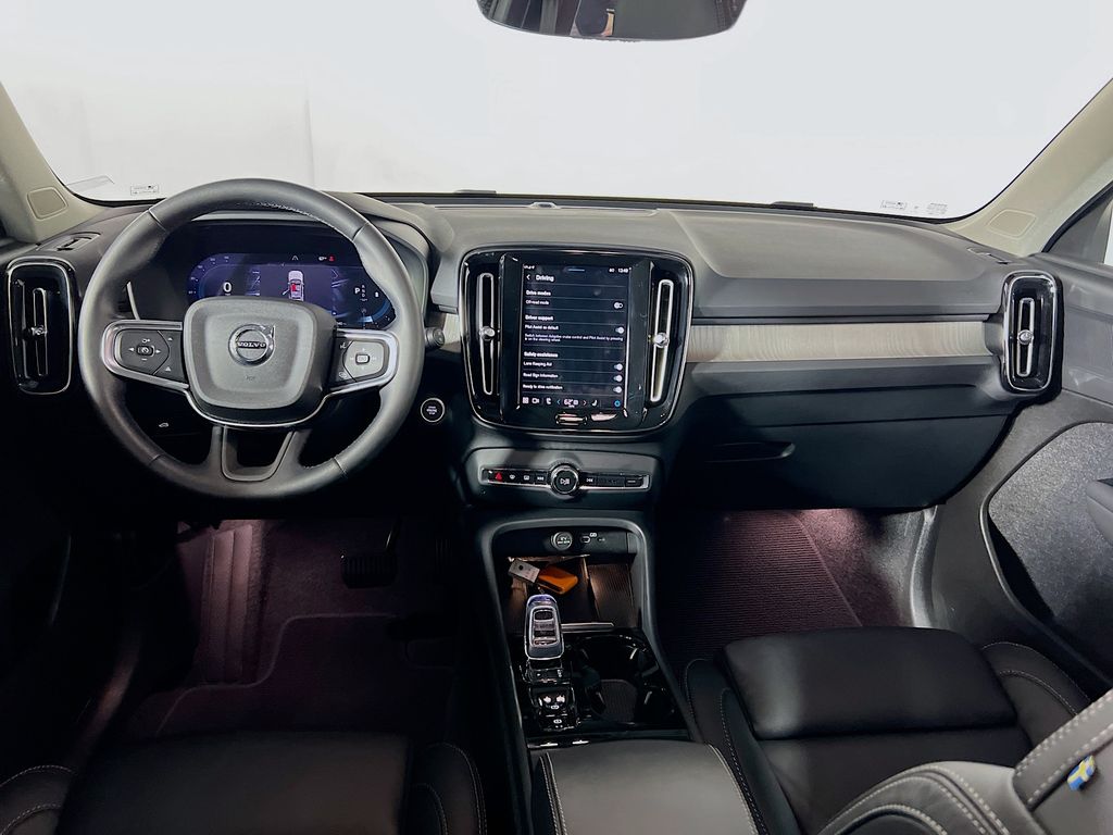 2023 Volvo XC40 B5 Plus Dark Theme