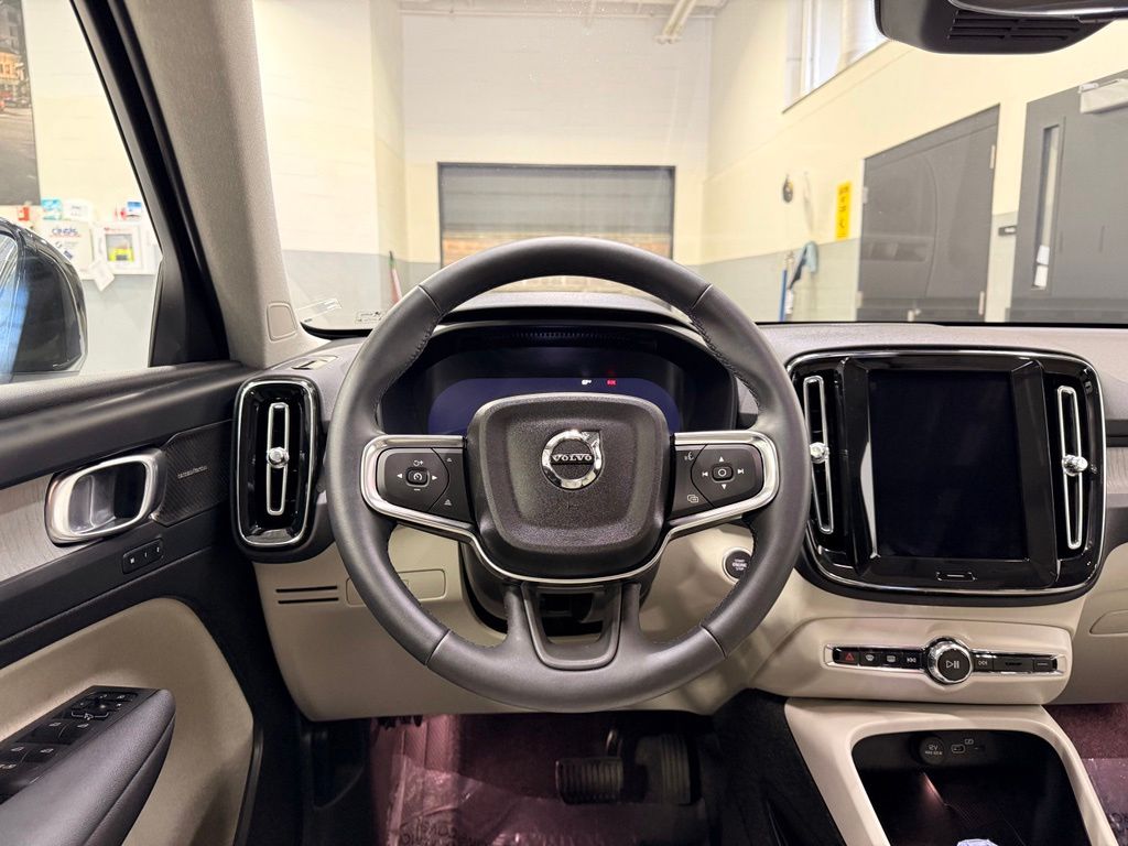 Thumbnail: 2025 Volvo XC40 - 19