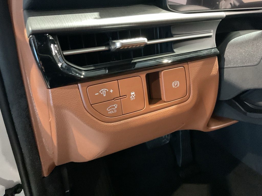 New 2026 White Kia X-Line image 12