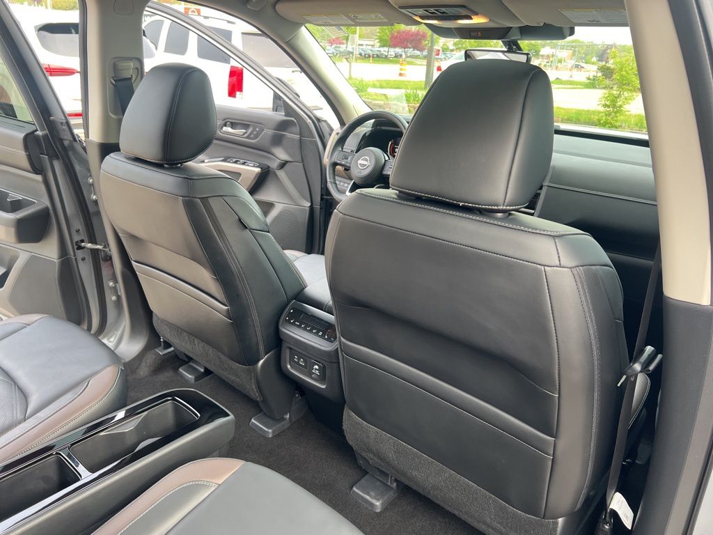 2023 Nissan Pathfinder Platinum photo