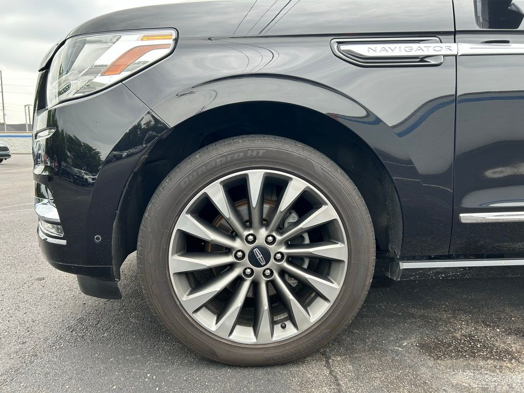 Thumbnail: 2020 Lincoln Navigator - 10