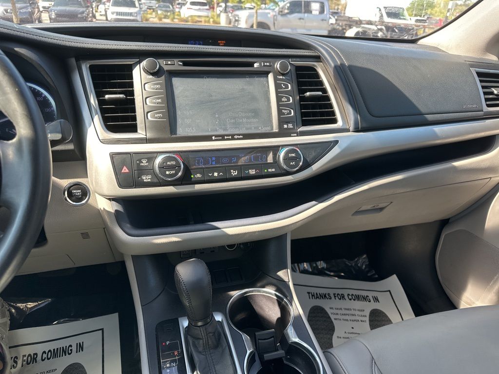 2019 Celestial Silver Metallic Toyota Highlander XLE FWD SUV