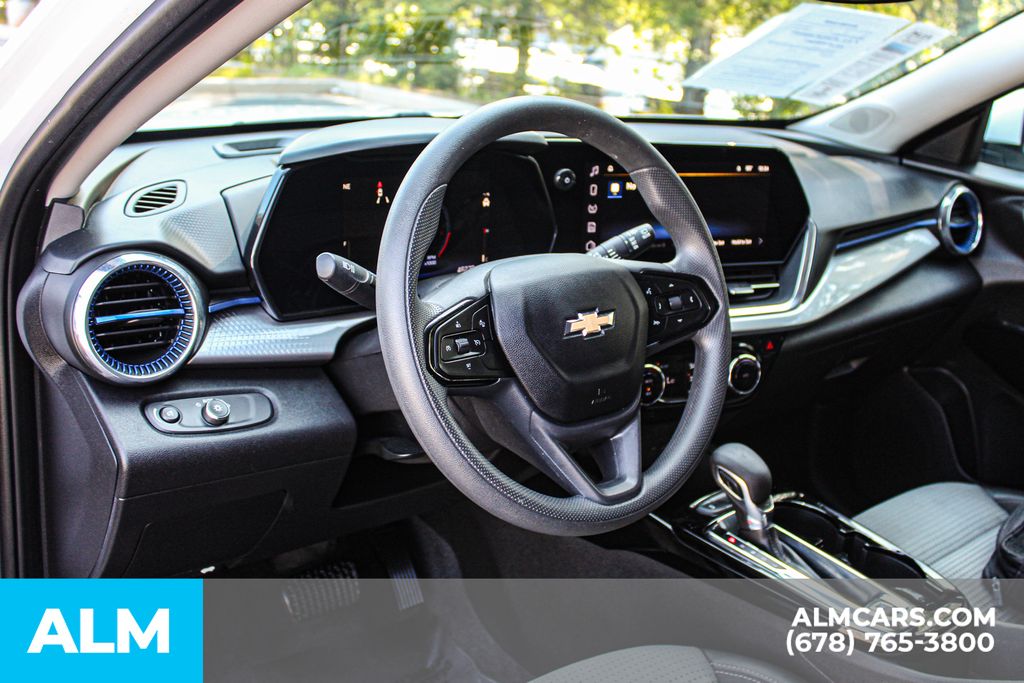 Used 2025 White Chevrolet LT image 29