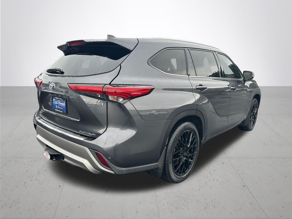2022 Toyota Highlander Hybrid Platinum