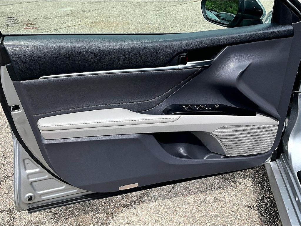2018 Toyota Camry — photo 9
