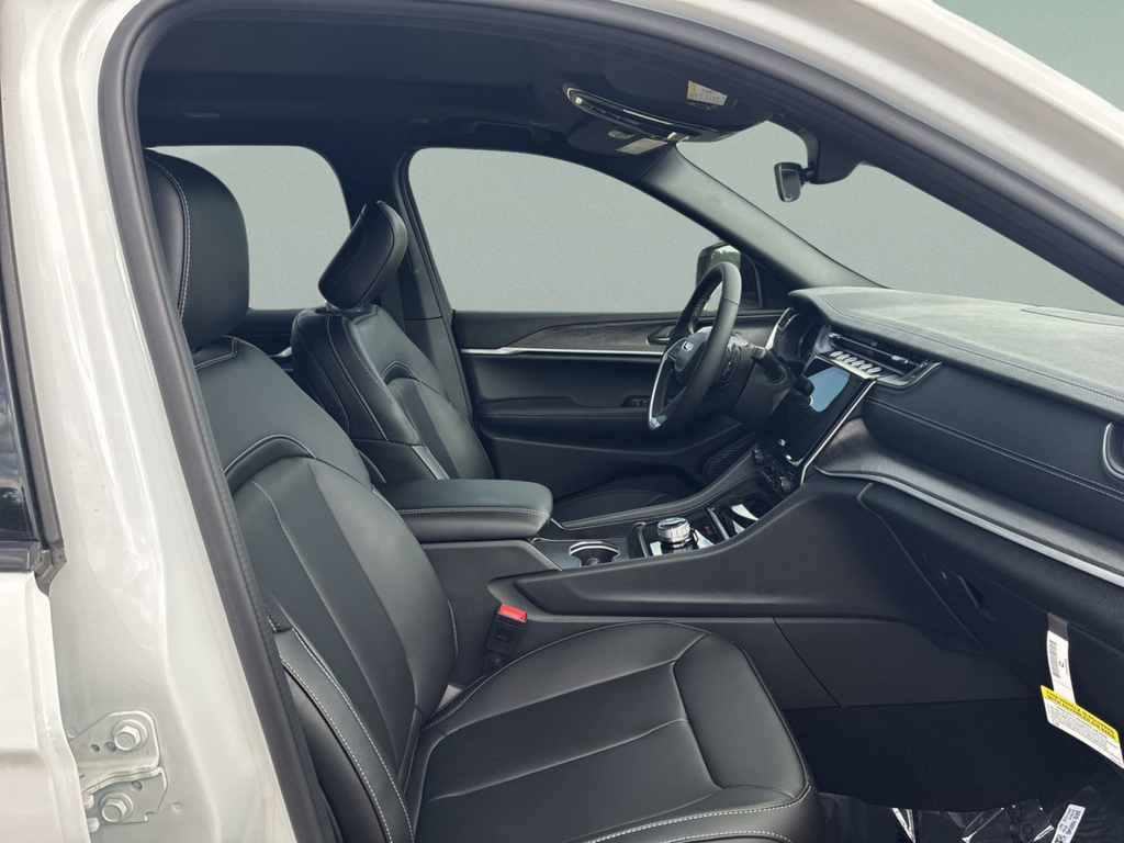 New 2025 White Jeep Limited image 39