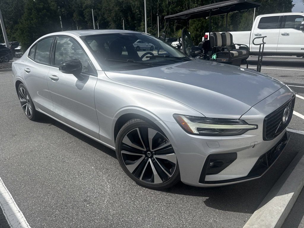 Bright Silver Metallic 2022 Volvo S60 Sedan Front-Wheel Drive Automatic