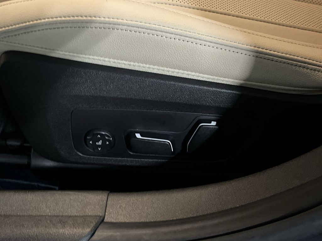 2025 BMW 3 Series 330i xDrive 12