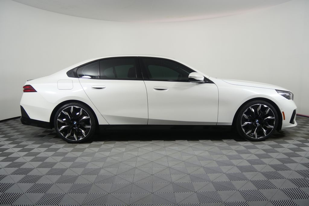 Thumbnail: 2025 BMW 5 Series - 2