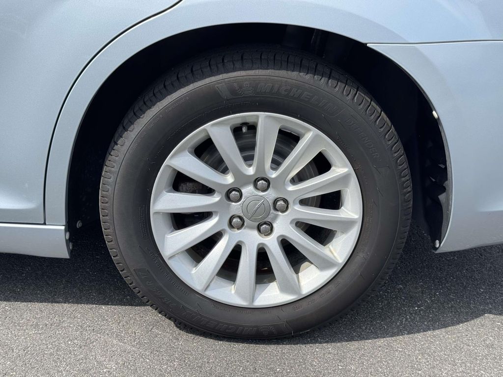 2013 Chrysler 300 Base - Photo 12