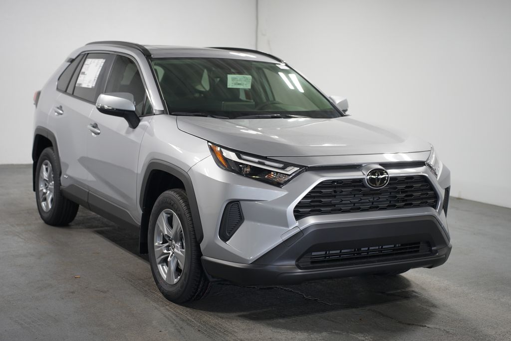 2025 Toyota RAV4 XLE 3
