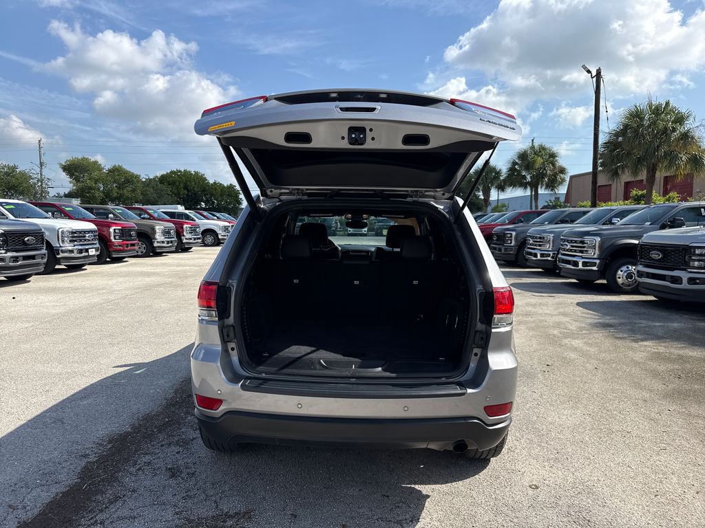 Used 2020 Silver Jeep Laredo E image 28