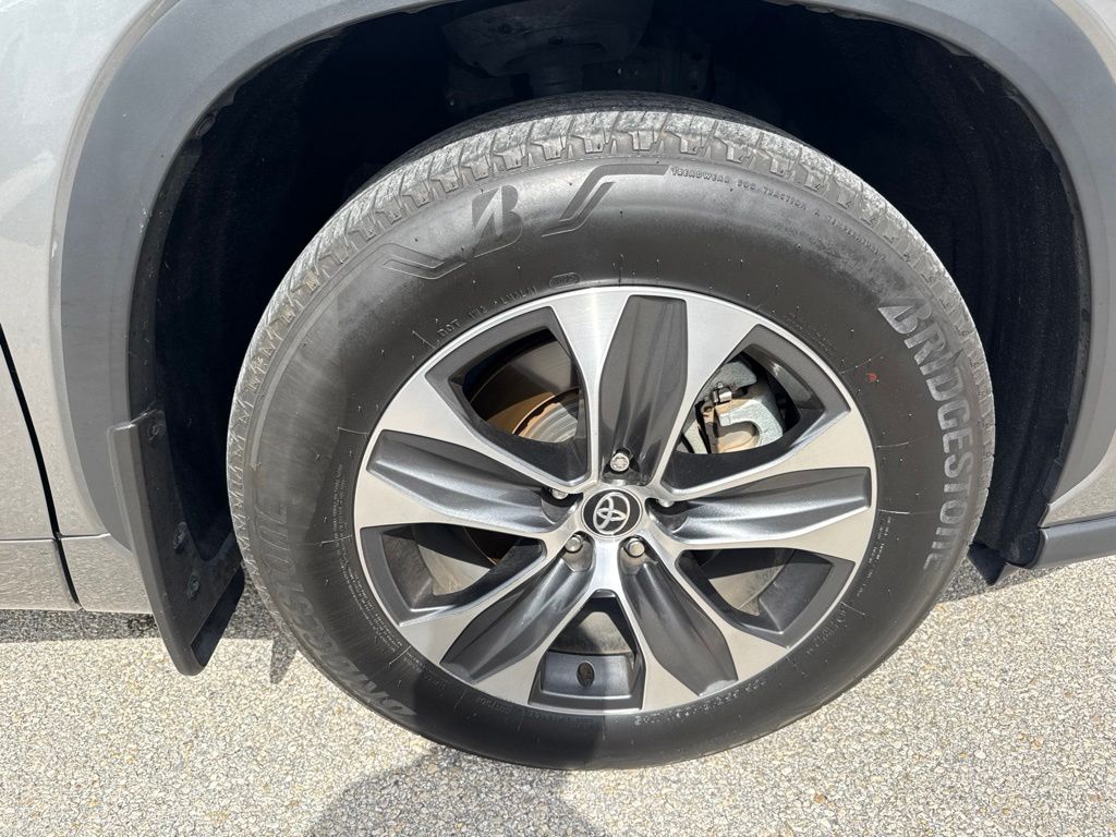 Used 2025  Toyota XLE image 13