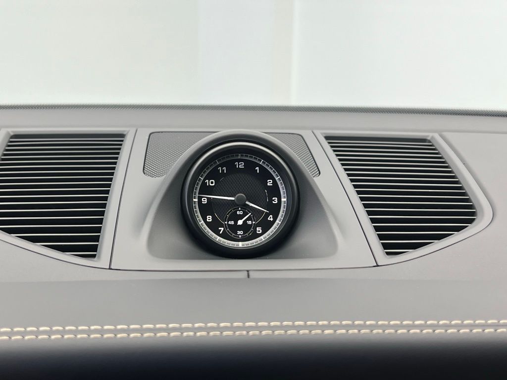 Thumbnail: 2026 Porsche Macan - 12