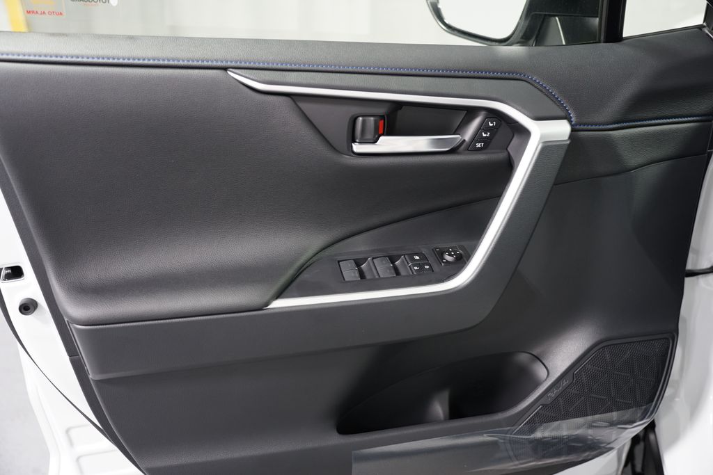2025 Toyota RAV4 XSE 32