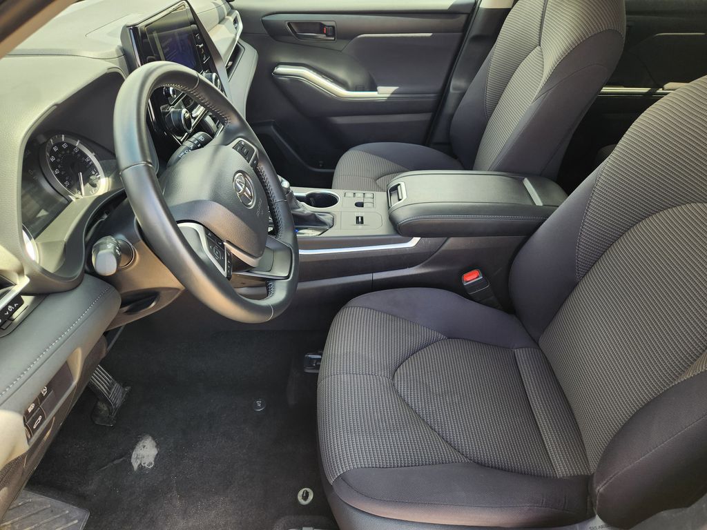 2025 Toyota Highlander LE - Photo 13