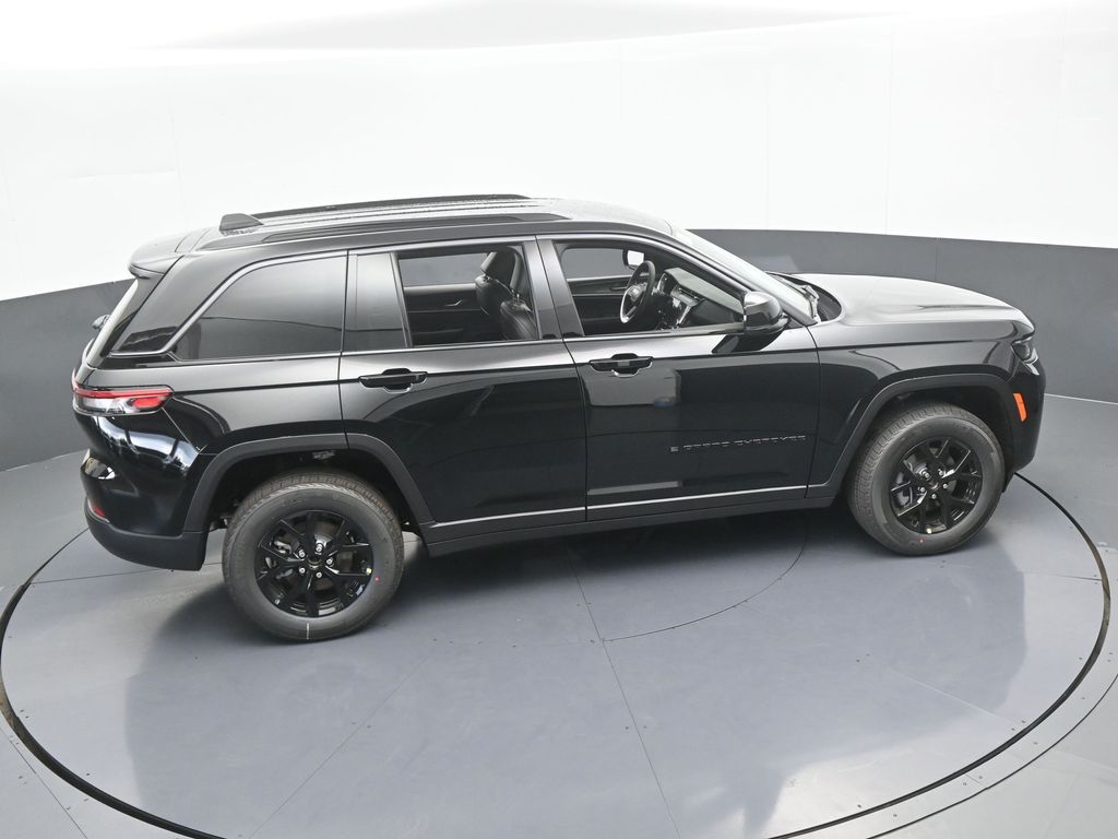 New 2026 Diamond Black Crystal Pearlcoat Jeep Laredo image 45