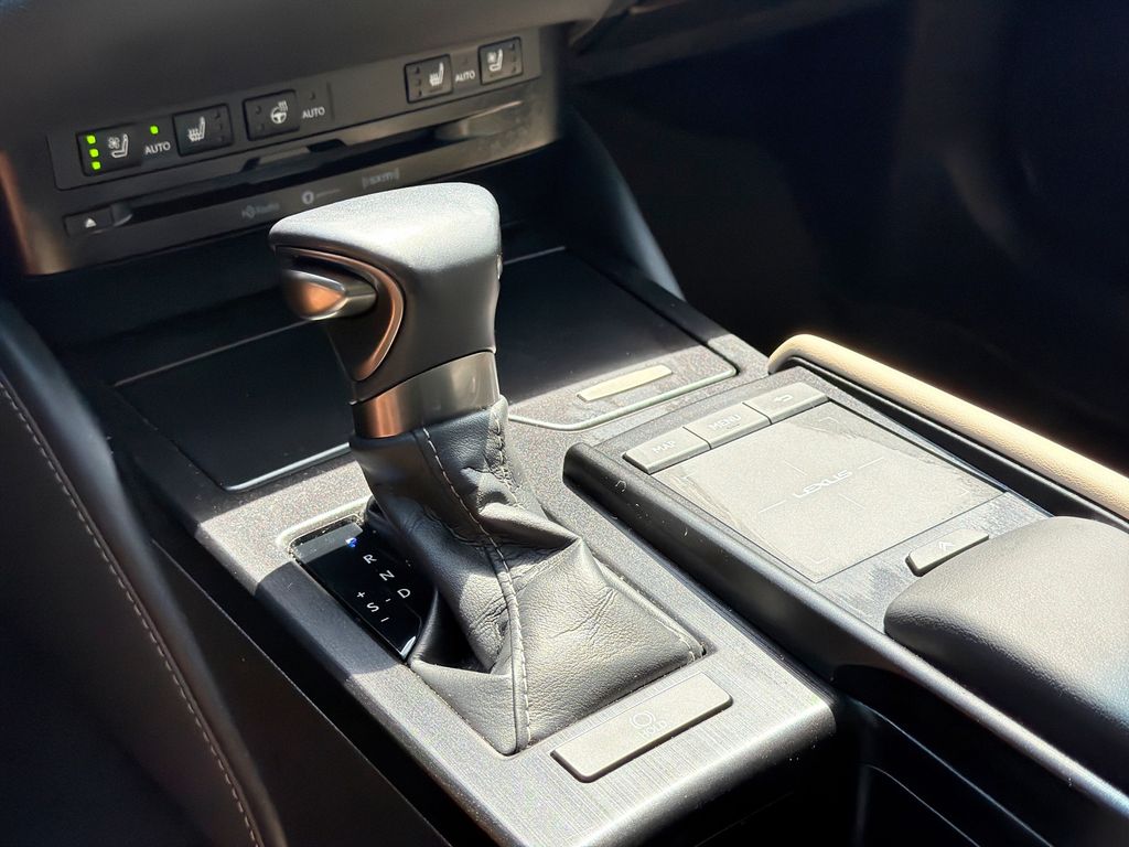Thumbnail: 2020 Lexus ES - 20