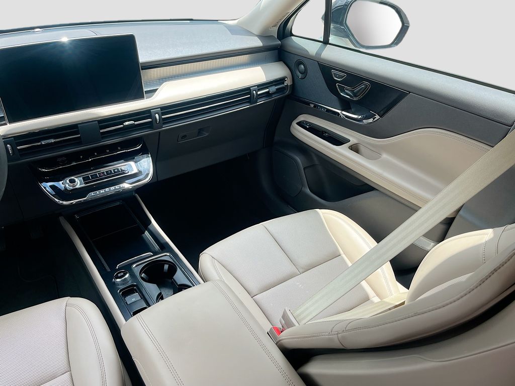Used 2024 White Lincoln Premiere image 25