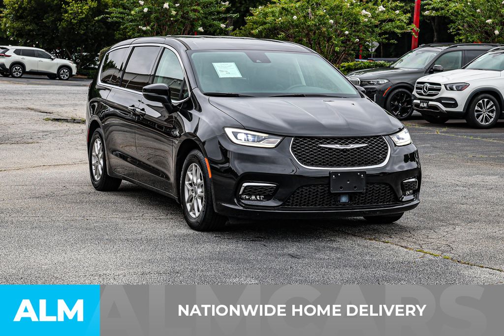 Used 2023 Black Chrysler Touring L image 5