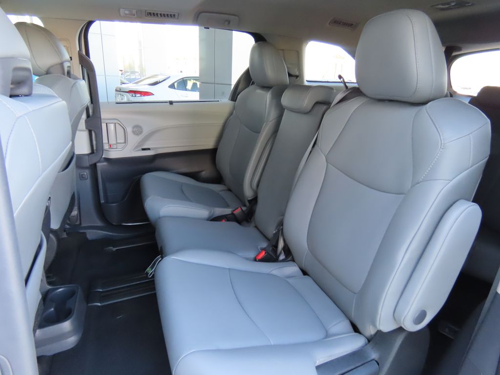 2023 Toyota Sienna XLE 21