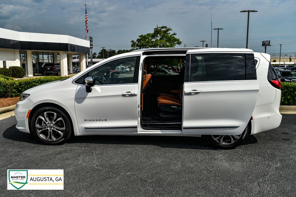 Used 2025 Chrysler Pacifica Van