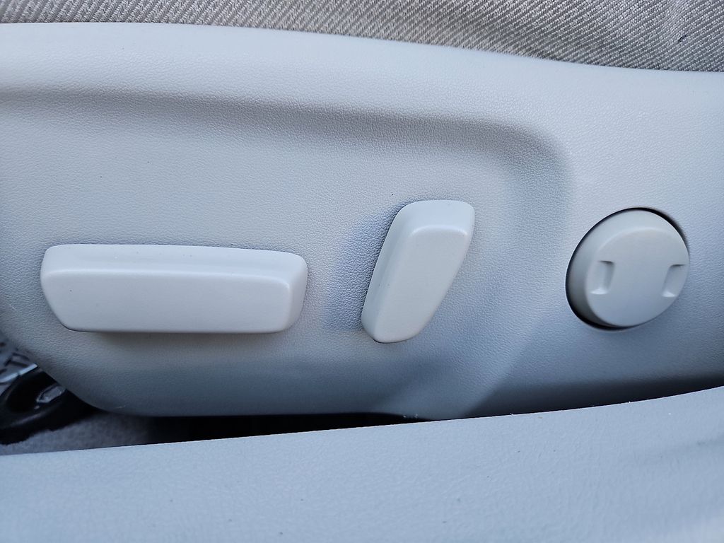 Thumbnail: 2012 Toyota Camry - 15