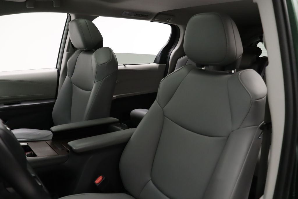 Thumbnail: 2021 Toyota Sienna - 13