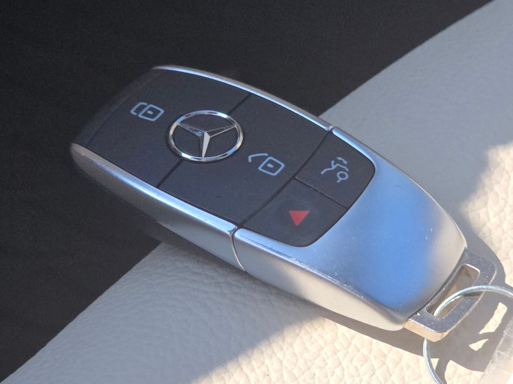 Certified Used 2025 White Mercedes-Benz GLB 250 image 36