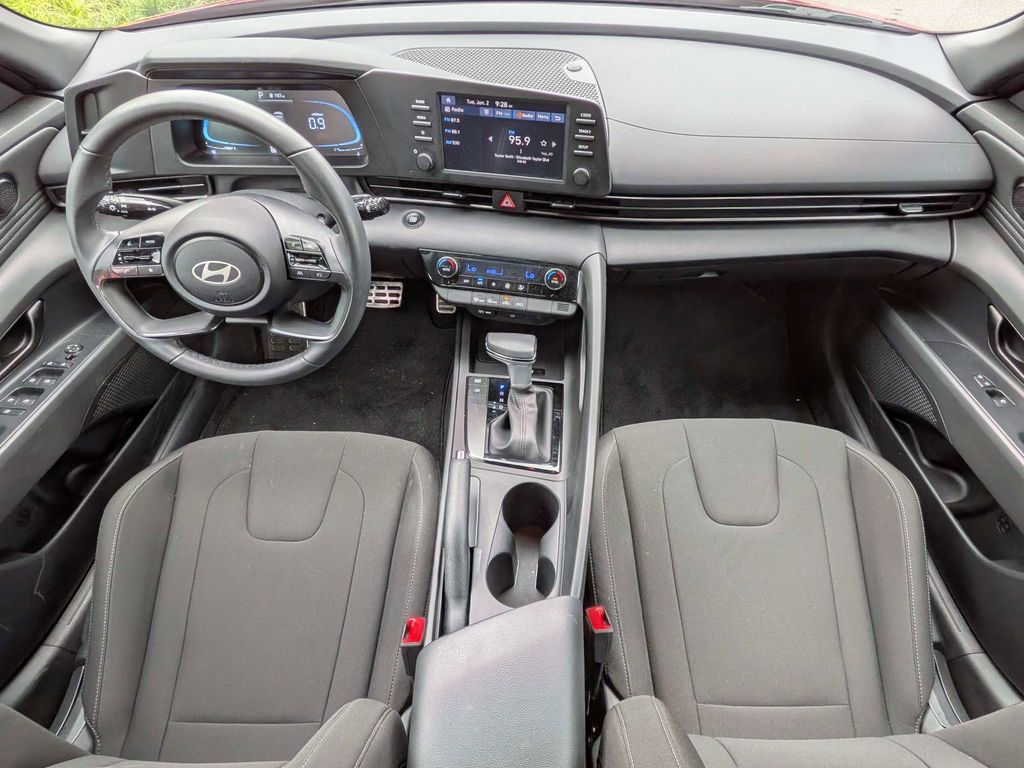 2025 Hyundai Elantra SEL - Photo 16