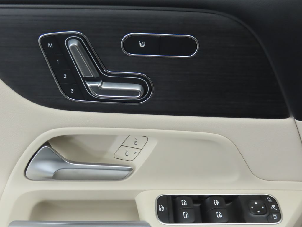 2025 Mercedes-Benz GLB 250 24