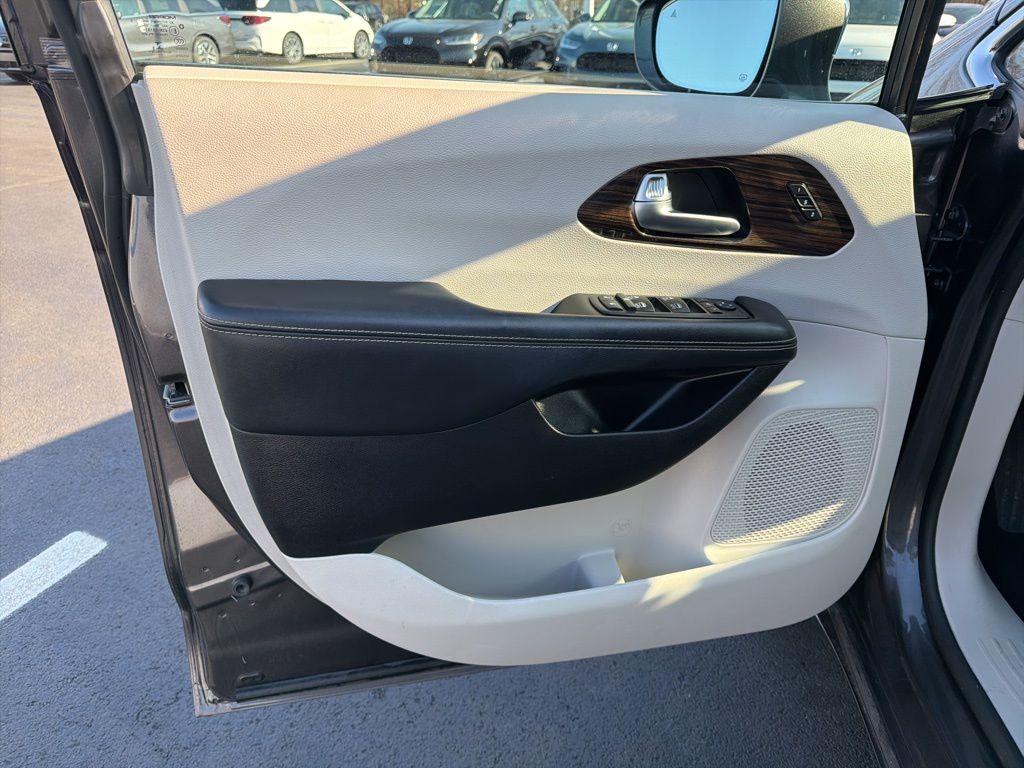 Thumbnail: 2021 Chrysler Pacifica - 19